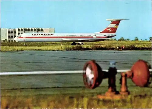 Ak Passagierflugzeug Interflug, Iljuschin IL 62, auf dem Rollfeld