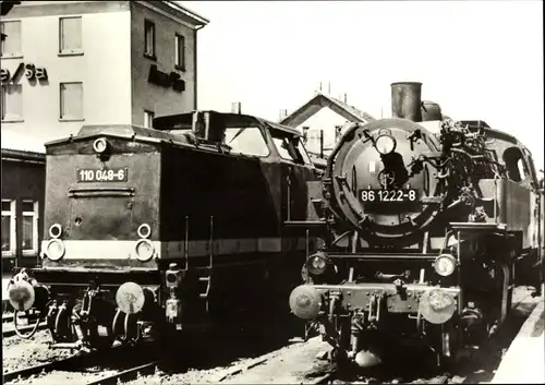 Ak Deutsche Eisenbahn, Triebfahrzeuge 110 048-6 und 86 1222-8, Halt im Bahnhof Aue, 1973