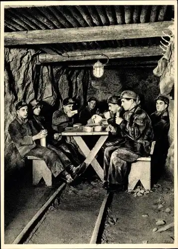 Ak Frühstück unter Tage, Kalender Zwischen Brocken und Oybin 1962, Bergleute im Stollen