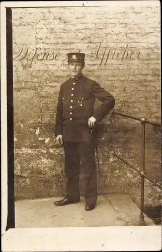 Foto Ak Defense Afficher, französischer Soldat in Uniform, Portrait