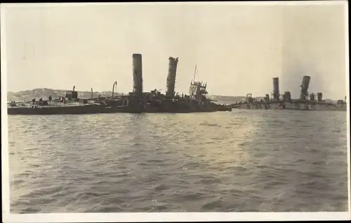 Foto Ak Zeebrugge Westflandern, Kriegsschiffe, Schiffswracks von den Rüstungsbatterien gesehen, 1918