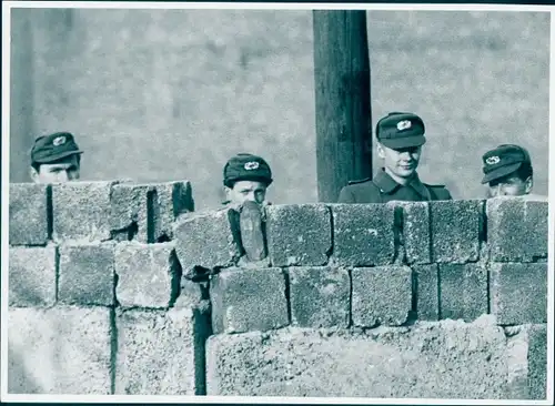 Foto Berlin, Abriegelung der Sektorengrenze 13. August 1961, Beobachtungsposten hinter der Mauer