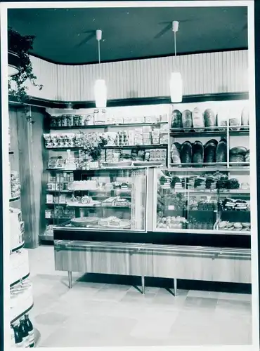 Foto Innenansicht einer Bäckerei, Konditoreigeschäft, Tresen mit Torten, Brote im Regal