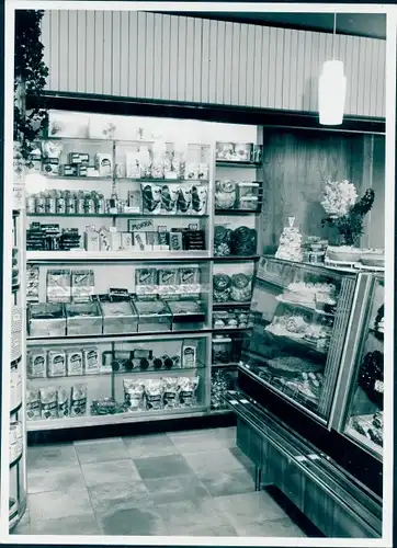 Foto Innenansicht einer Konditorei, Geschäft, Tresen mit Torten, Warenregal, Süßigkeiten, Mokka