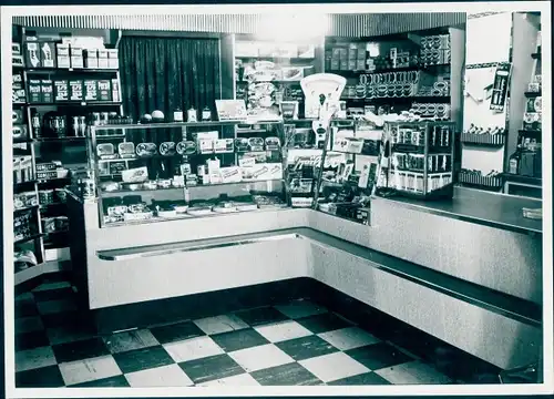 Foto Innenansicht einer Lebensmittelhandlung, Geschäft, Tresen mit Konserven, Waage, Persil