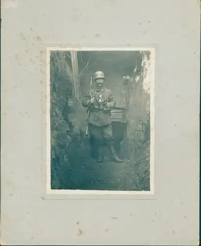 Foto Soldat in Uniform, Gewehr, Gasmaske, Schützengraben, Unterstand