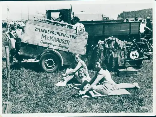 Foto Junge Frauen auf einer Wiese, Anhänger Zylinderschleifwerk M. Krauser, Germering, Lastwagen