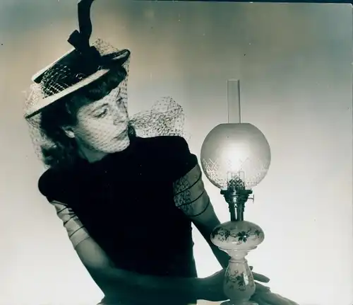 Foto Portrait einer Frau, Schauspielerin?, Hut mit Schleier, Lampe