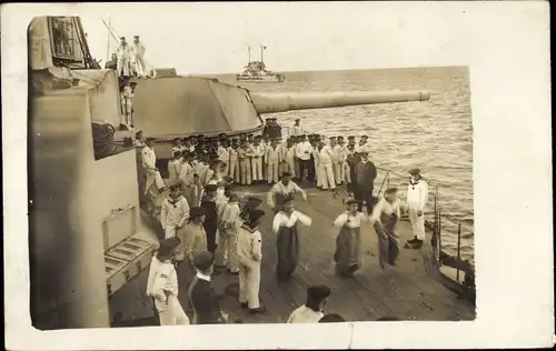Foto Ak Deutsches Kriegsschiff, Seeleute beim Sackhüpfen an Bord