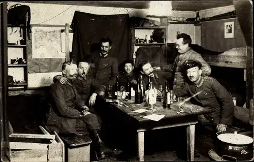 Foto Ak Deutsche Soldaten in Uniformen in der Stube, I WK