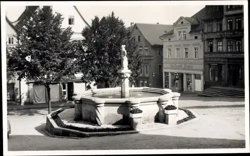 Foto Ak Pößneck in Thüringen, Marktplatz, Brunnen, Drogerie, 1932