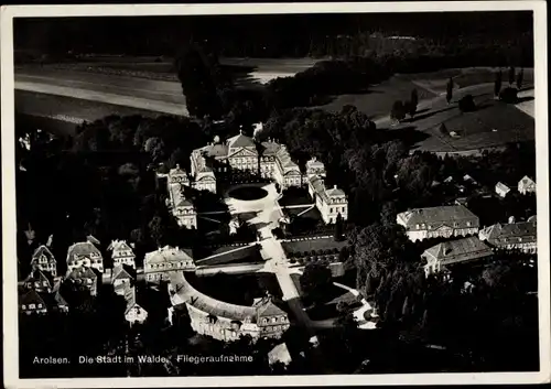 Ak Bad Arolsen in Hessen, Schloss, Stadt im Walde, Fliegeraufnahme