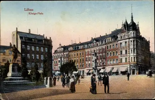 Ak Löbau in der Oberlausitz Sachsen, Königs-Platz, Denkmal, Passanten