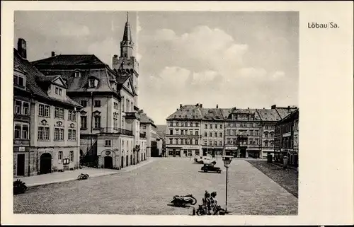 Ak Löbau in Sachsen, Partie am Marktplatz, Autos