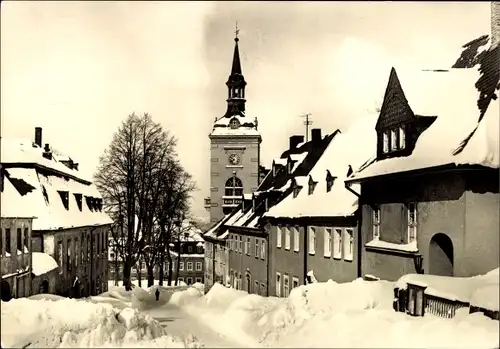 Ak Scheibenberg im Erzgebirge, Blick zum Markt mit Rathaus, Winteransicht