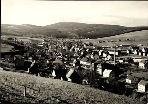 Ak Neudorf Sehmatal im Erzgebirge, Teilansicht mit Fichtelberg