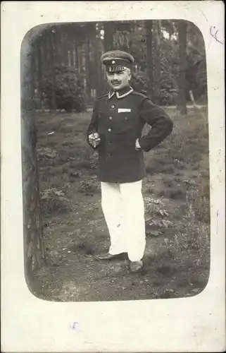 Foto Ak Deutscher Soldat in Uniform, Rich. Hempel im Manöver, Zigarre