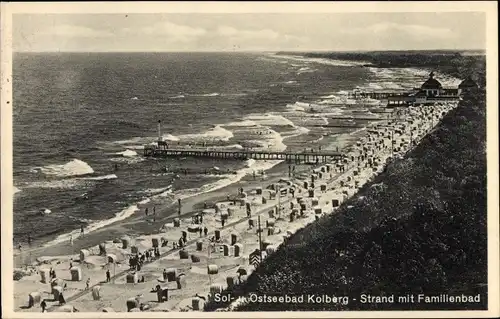 Ak Kołobrzeg Ostseebad Kolberg Pommern, Strand mit Familienbad