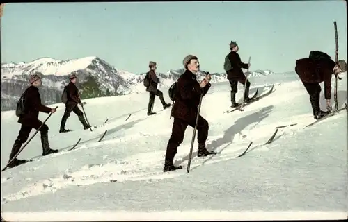 Ak Winterlandschaft mit Skifahrern