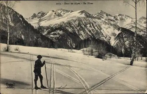 Ak Dans les Alpes, en Hiver, Winterlandschaft mit Skifahrer