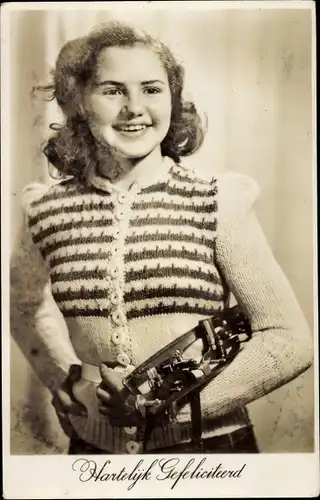 Foto Ak Glückwunsch Geburtstag, Portrait einer jungen Frau