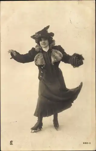 Ak Frau in Winterkleidung auf Schlittschuhen