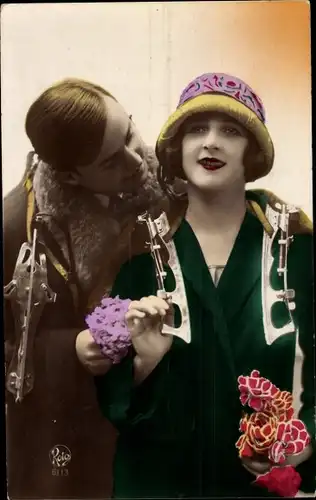 Ak Paar mit Schlittschuhen