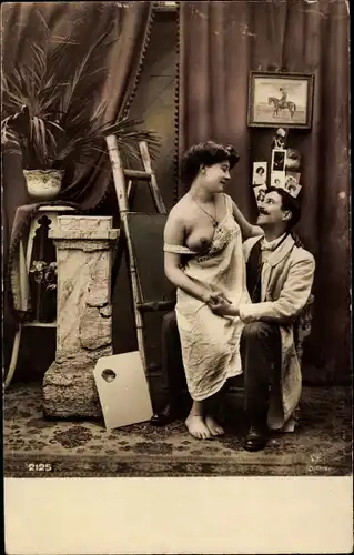 Foto Ak Frau mit nackter Brust und ihr Mann, Liebespaar, Blumentopf, Pflanze, Gemälde