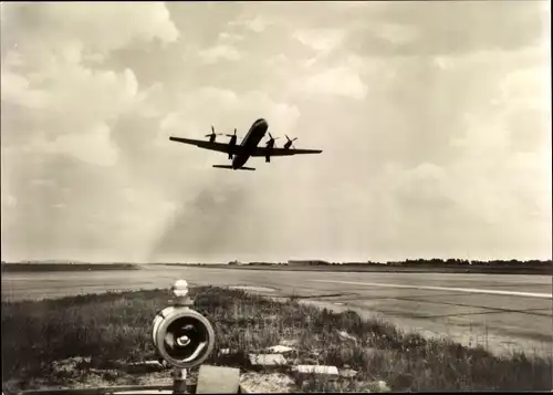 Ak Passagierflugzeug Iljuschin IL-18 Typ Turboprop beim Abheben von der Startbahn