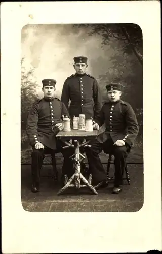 Foto Ak Deutsche Soldaten in Uniform, Inf. Regt. 82 Hessen, Bierkrüge