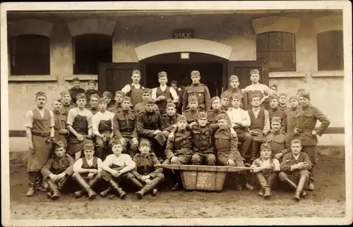 Foto Ak Jungen in tschechischen Uniformen 1929, Gruppenaufnahme