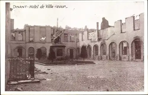 Ak Dinant Wallonien Namur, Hôtel de Ville, cour, Kriegszerstörung I. WK