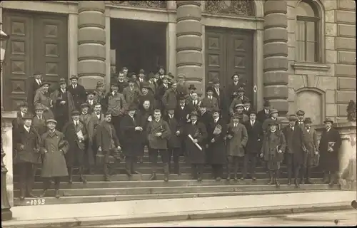 Ak Wien, Männer vor einem Amtsgebäude, Freitreppen