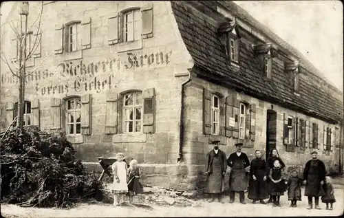 Foto Ak Unbekannter Ort, Personen vor Gasthaus und Metzgerei zur Krone