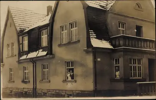 Foto Ak Neunkirchen im Saarland, Partie an einem Haus, Frauen am Fenster
