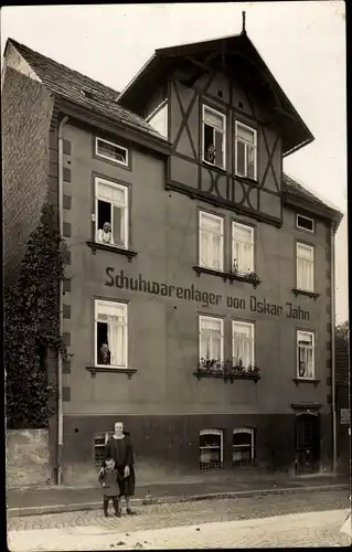 Foto Ak Unbekannter Ort, Straßenpartie mit Schuhwarenlager von Oskar Jahn