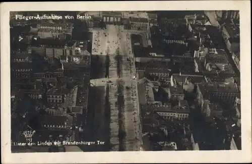 Ak Berlin Mitte, Unter den Linden mit Brandenburger Tor, Fliegeraufnahme