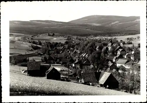 Ak Neudorf Sehmatal im Erzgebirge, Panorama vom Ort mit Fichtelberg, Bahnstrecke