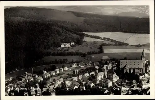 Ak Schneeberg im Erzgebirge, Ortsansicht mit Kirche, Fliegeraufnahme