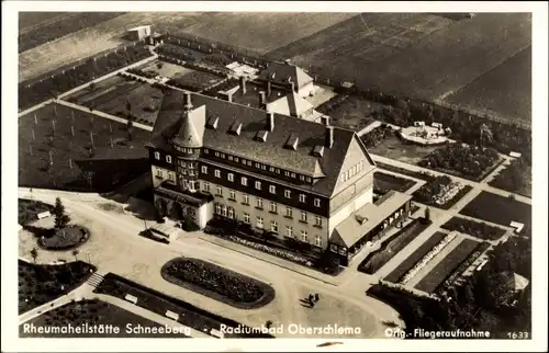 Ak Oberschlema Bad Schlema im Erzgebirge, Radiumbad, Rheumaheilstätte Schneeberg, Fliegeraufnahme