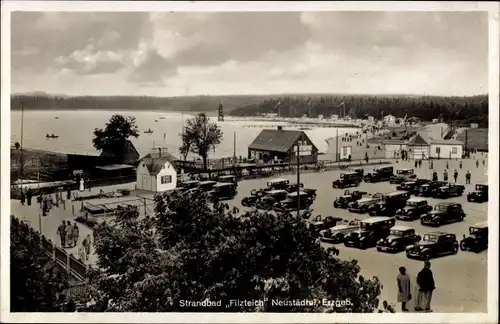 Ak Neustädtel Schneeberg im Erzgebirge, Strandbad Filzteich, parkende Automobile