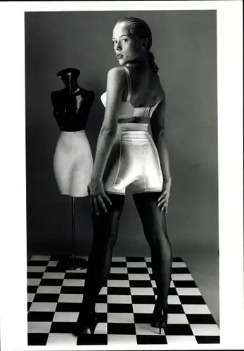 Ak Fotograf Eric Kroll, Fetish Girls, Beautiful Camilla, Frau in Unterwäsche, BH, Strümpfe