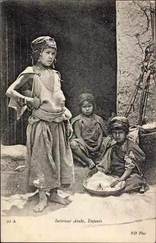 Ak Interieur Arabe, Enfants, drei kleine Kinder vor einem Haus, Maghreb