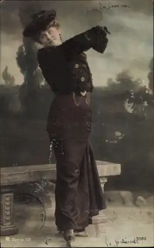 Ak Frau in Winterkleidung auf Schlittschuhen