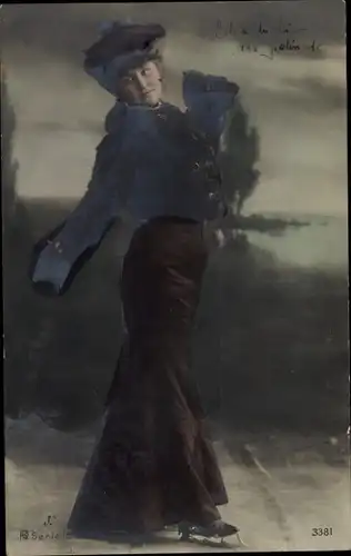 Ak Frau in Winterkleidung mit Schlittschuhen