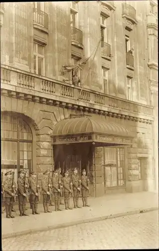 Foto Ak Köln am Rhein, Britische Soldaten vor dem Hotel Excelsior