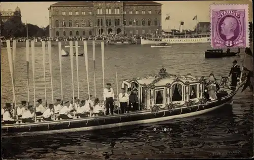 Foto Ak Schweden, Fest, Ruderboot, Seeleute, Im Hintergrund ein Amtsgebäude