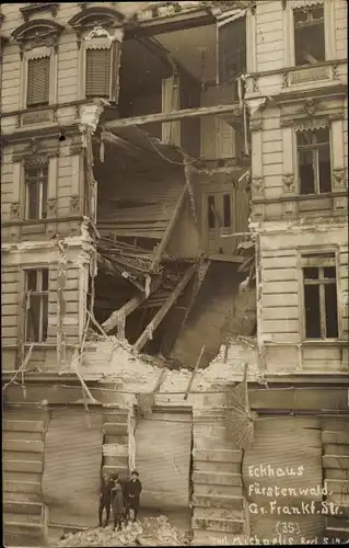 Foto Ak Berlin Friedrichshain, Große Frankfurter Straße, Eckhaus Fürstenwald, Revolution