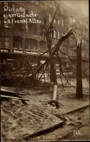 Foto Ak Berlin Friedrichshain, Wirkung einer Granate, Frankfurter Allee, Märzkämpfe 1919, Laterne