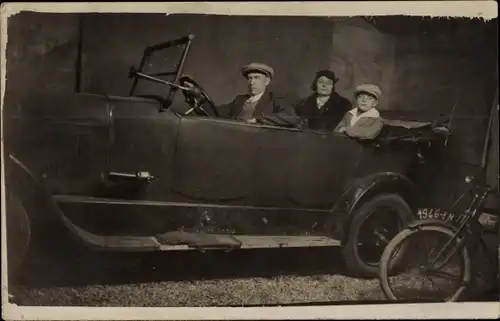 Foto Ak Familie in einem Automobil